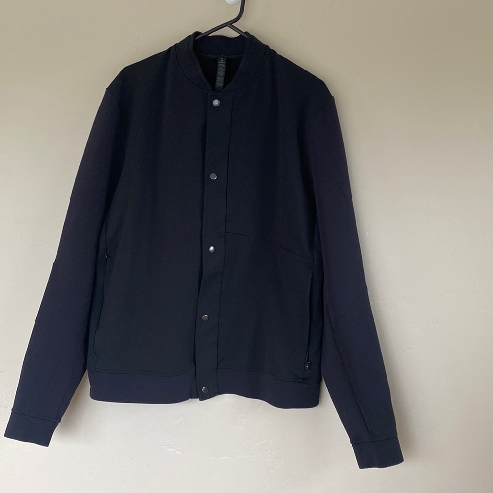 Lululemon Sojourn Bomber
Black size XL